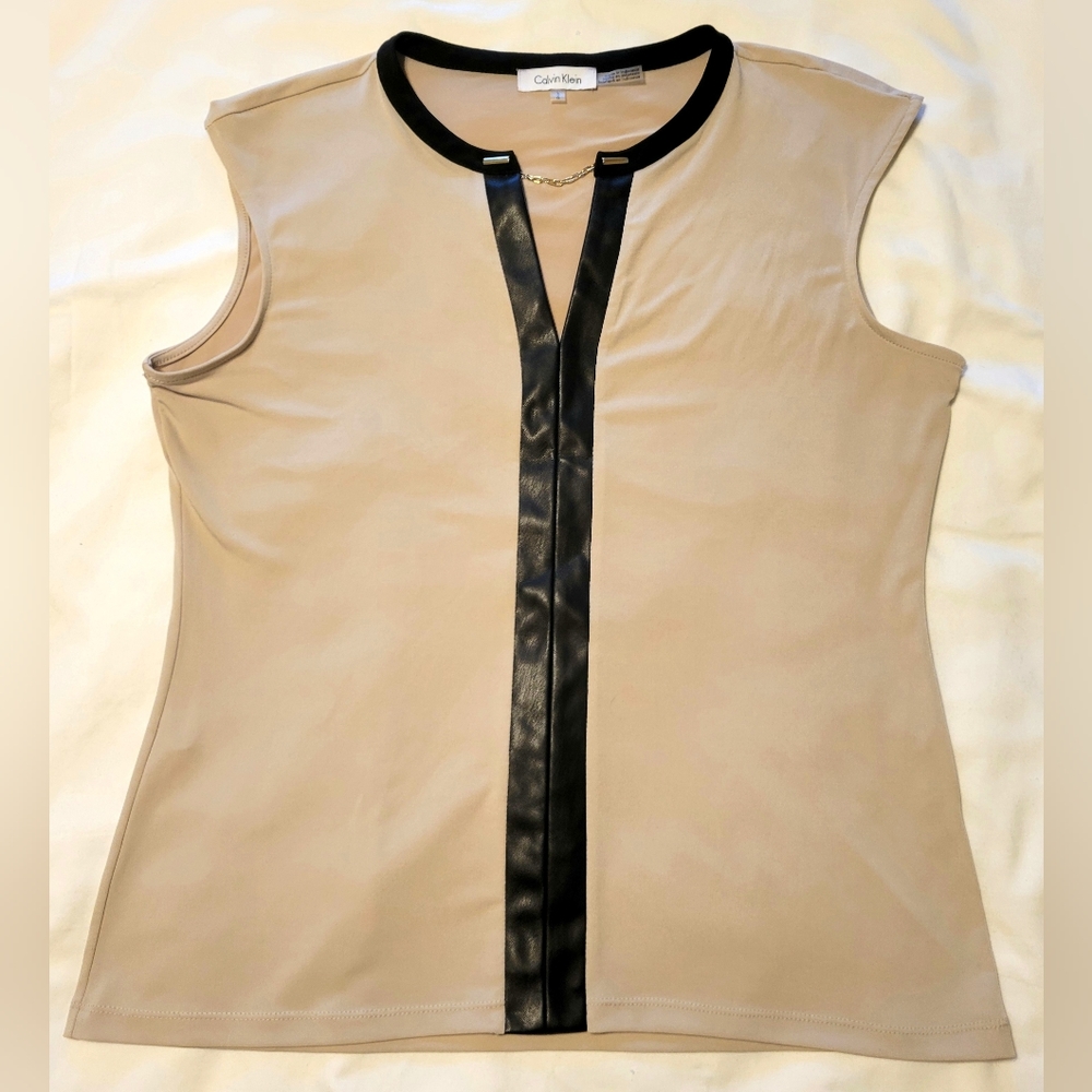Calvin Klein Contrast-Trim Chain-Neck Top